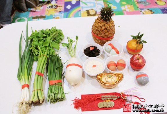 剃胎毛、滿月剃頭、嬰兒剃頭、嬰兒理髮、嬰兒剃髮、嬰兒剃胎毛、嬰兒滿月剃頭、寶寶剃頭、剃胎毛儀式、剃胎毛吉祥話、滿月剃頭儀式、滿月剃頭吉祥話、寶寶剃胎毛、寶寶滿月剃頭理髮、 新北中和區剃胎毛、新北中和區滿月剃頭、 新北中和區嬰兒剃頭剃胎毛、新北中和區嬰兒理髮、新北中和區嬰兒剃髮、周寶寶(新北中和區到府嬰兒寶寶滿月剃頭理髮、免費到府嬰兒剃胎毛儀式吉祥話)。到府剃頭剃胎毛主持、專業拍照、DVD光碟、證書。★購買「臍帶章、肚臍章、胎毛筆刷印章」贈送：剃頭、收涎、抓周，三選一。2016.01.09 照片1